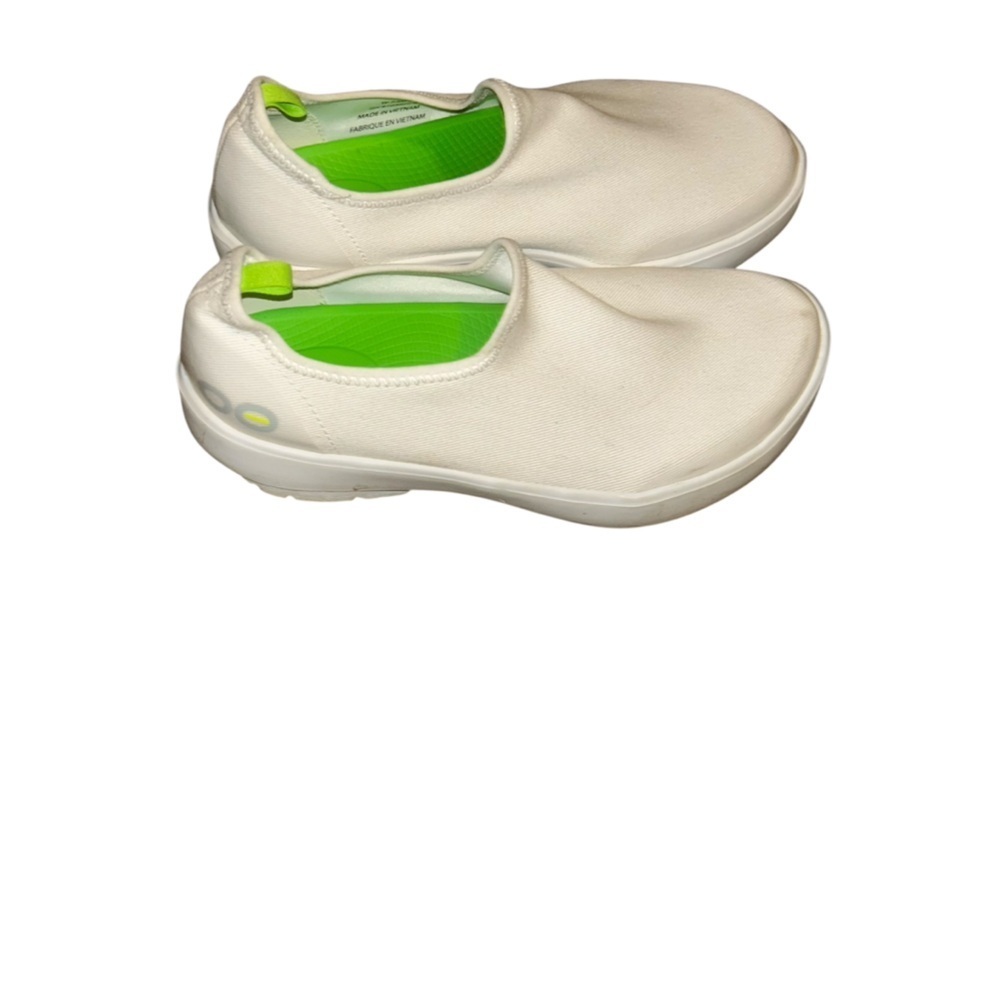 Woman OOFOS OOmg eeZee Low Women’s Size 7 White Recovery slip on Shoe